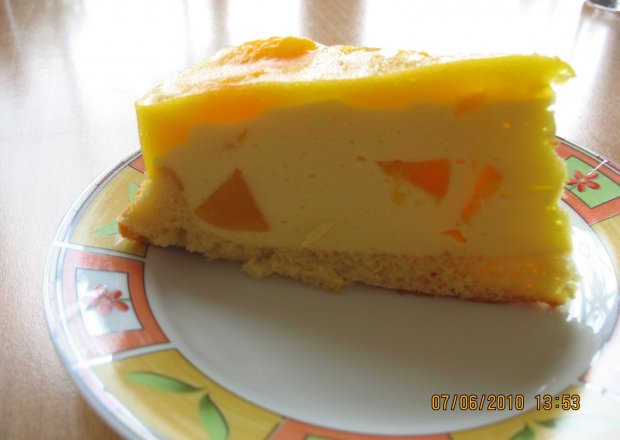 Fotografia przedstawiająca ciasto kosowe-brzoskwiniowe