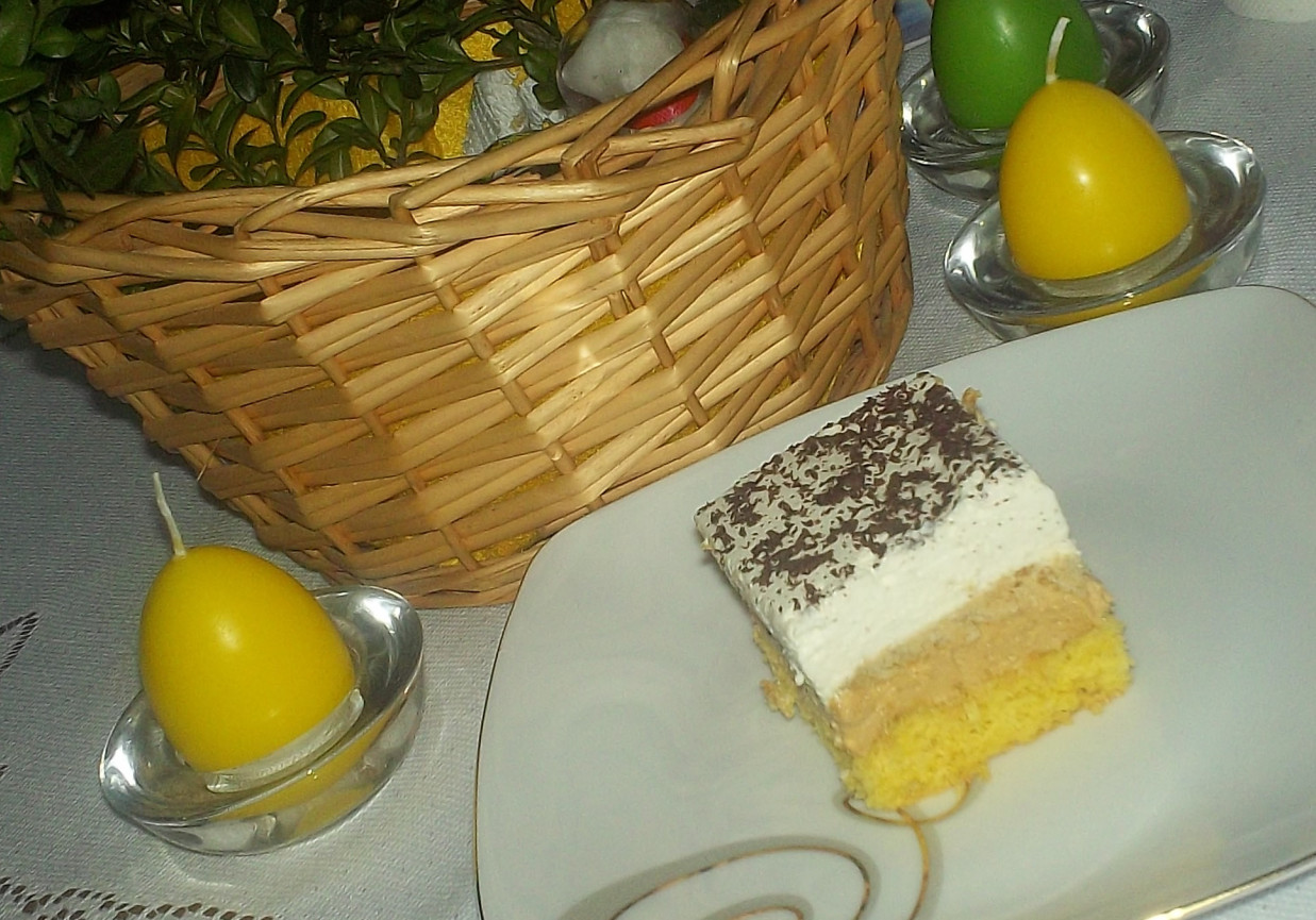 Ciasto krówka z bitą śmietaną foto