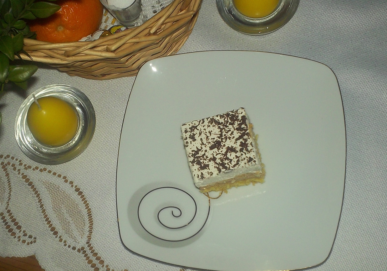 Ciasto krówka z bitą śmietaną foto