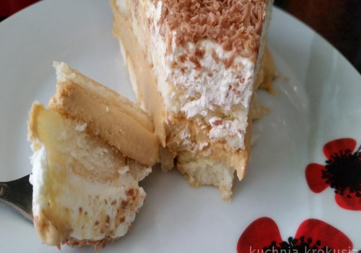 Ciasto krówka z bitą śmietaną foto