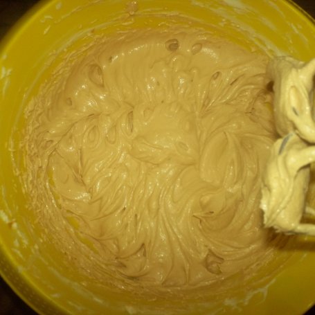 Krok 4 - Ciasto krówka z bitą śmietaną foto