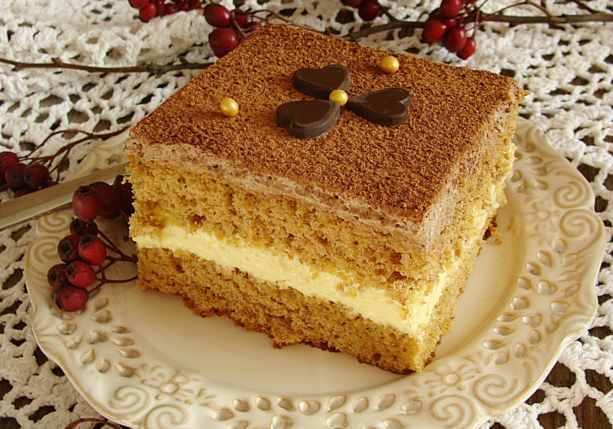 Ciasto krówka z miodowym kremem i czekoladową pianką foto