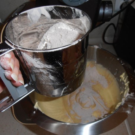 Krok 1 - Ciasto krówka z miodowym kremem i czekoladową pianką foto