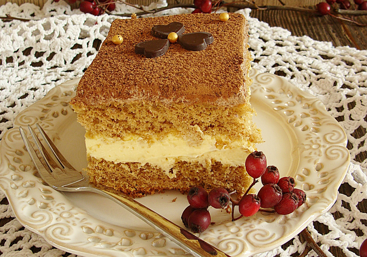 Ciasto krówka z miodowym kremem i czekoladową pianką foto