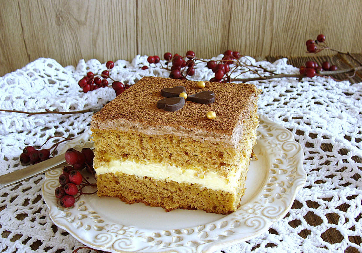 Ciasto krówka z miodowym kremem i czekoladową pianką foto