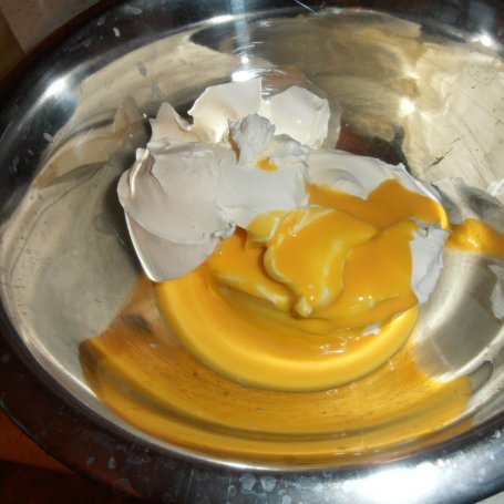 Krok 3 - Ciasto krówka z miodowym kremem i czekoladową pianką foto