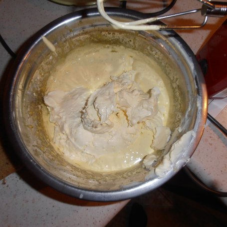 Krok 4 - Ciasto krówka z miodowym kremem i czekoladową pianką foto