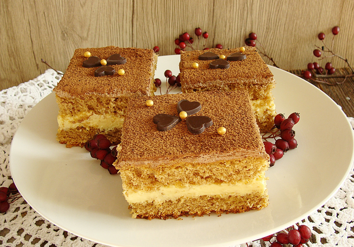 Ciasto krówka z miodowym kremem i czekoladową pianką foto