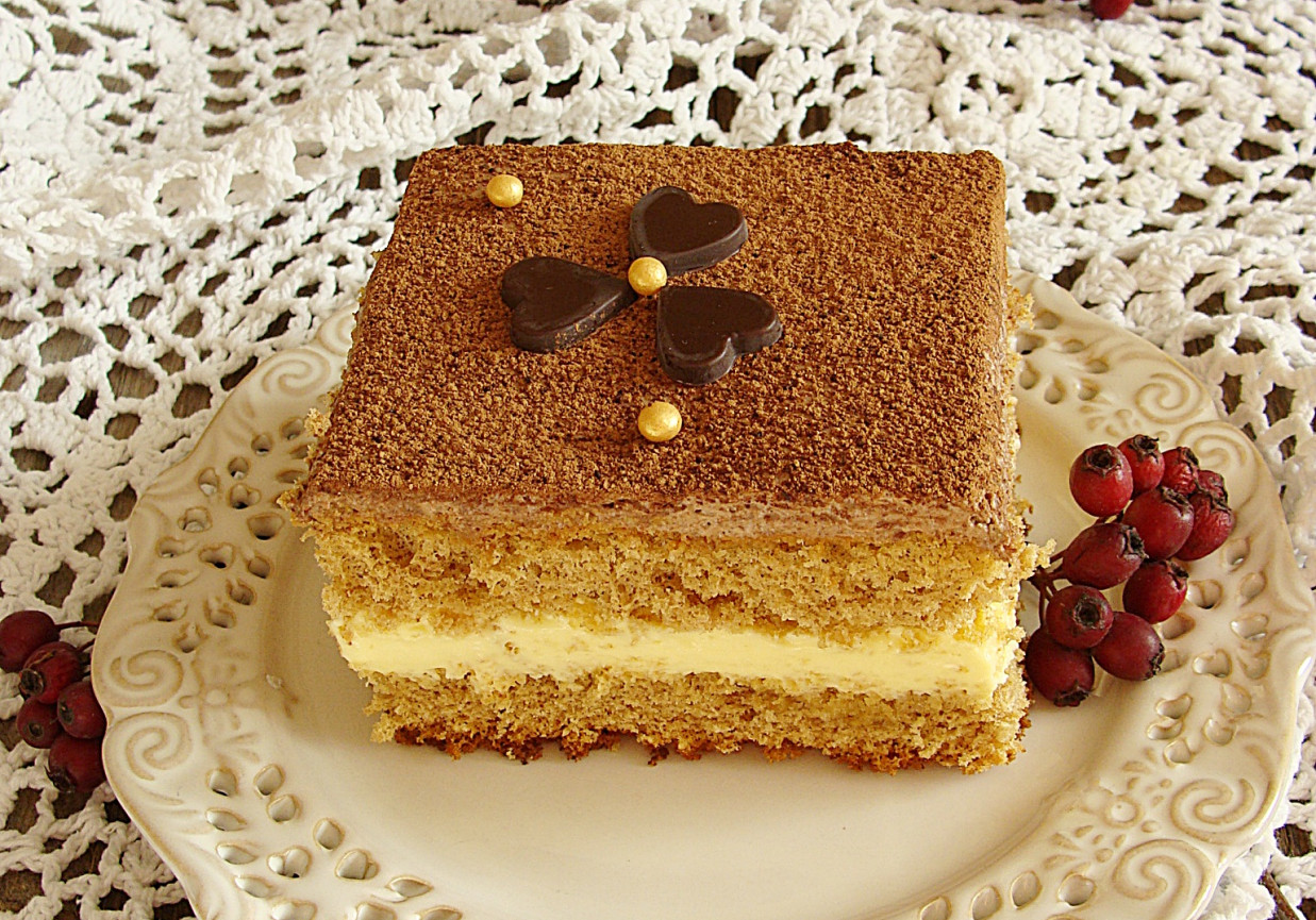 Ciasto krówka z miodowym kremem i czekoladową pianką foto