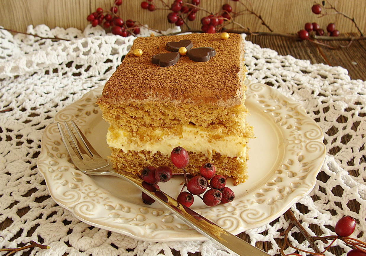 Ciasto krówka z miodowym kremem i czekoladową pianką foto