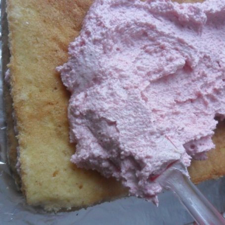Krok 3 - Ciasto kruche z biszkoptem i różową masą foto