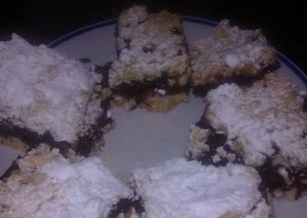 Fotografia przedstawiająca ciasto kruche z malinowym dżemem