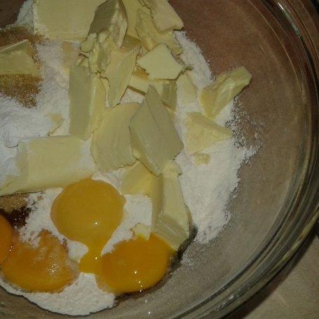 Krok 1 - Ciasto kruche z owocami i pianką truskawkową foto