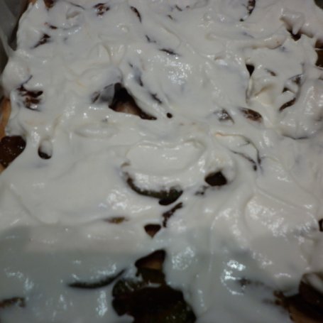 Krok 5 - Ciasto kruche ze śliwkami pod czekoladowymi kropelkami. foto