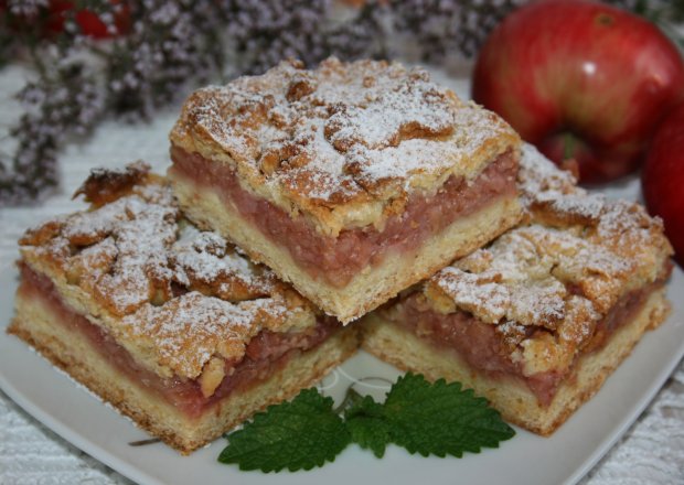 Fotografia przedstawiająca Ciasto krucho - drożdżowe z jabłkami