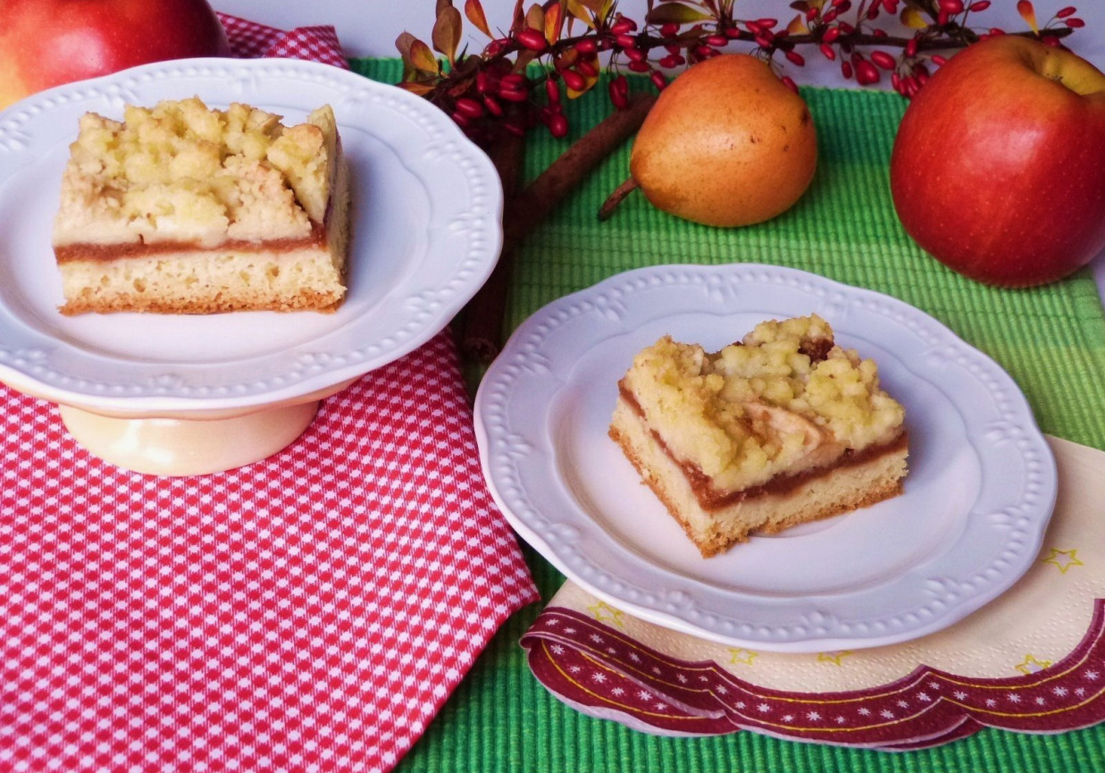 Ciasto krucho-drożdżowe z owocami i migdałową kruszonką foto