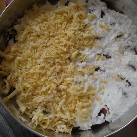 Krok 5 - Ciasto krucho- drożdżowe ze śliwkami i pianką kokosową foto