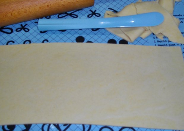 Fotografia przedstawiająca Ciasto krucho-drożdżowe do kapuśniaczków, pasztecików, cebularzy, pizzerek