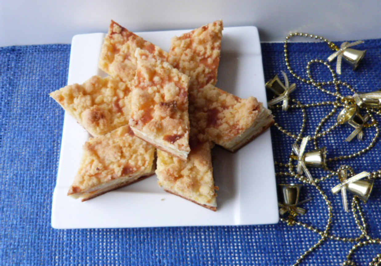 Ciasto krucho-drożdżowe z serem i kruszonką foto