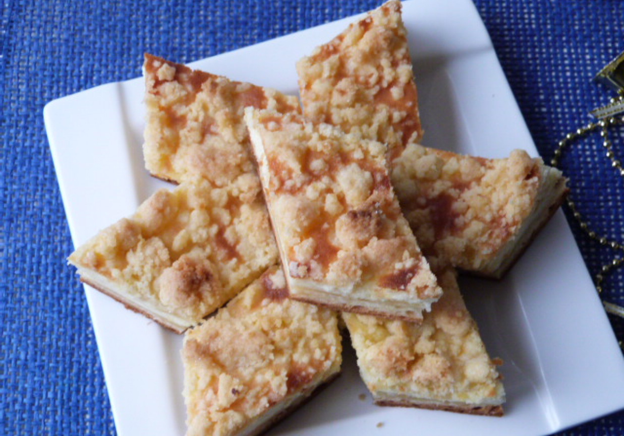 Ciasto krucho-drożdżowe z serem i kruszonką foto