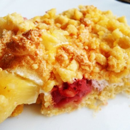 Krok 4 - Ciasto kruszone z  truskawkami i ananasem pod bezowo-kruszonkową pierzynką foto