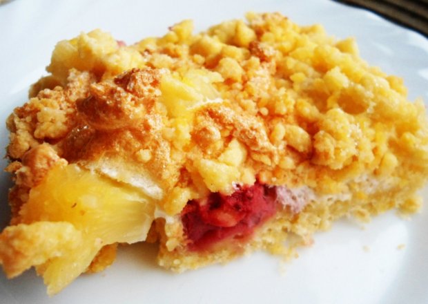 Fotografia przedstawiająca Ciasto kruszone z  truskawkami i ananasem pod bezowo-kruszonkową pierzynką
