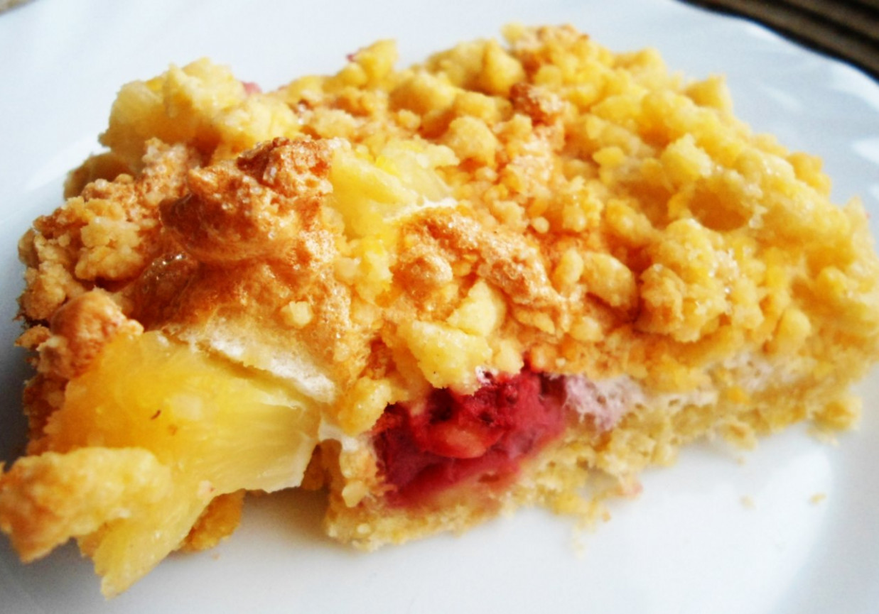 Ciasto kruszone z  truskawkami i ananasem pod bezowo-kruszonkową pierzynką foto