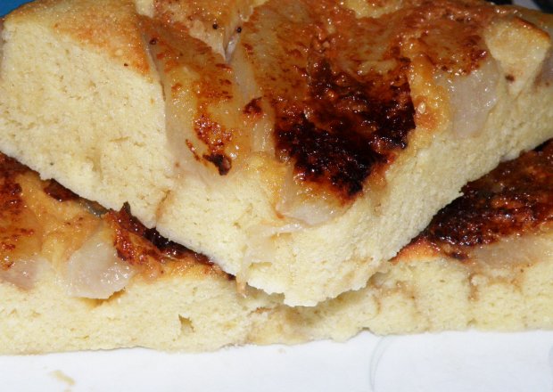Fotografia przedstawiająca Ciasto kukurydziane z gruszkami - z patelni