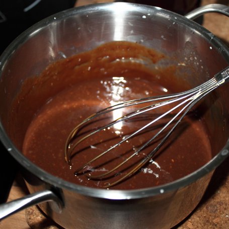 Krok 8 - Ciasto łaciaty murzynek z czekoladowym ganache foto