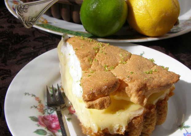 Fotografia przedstawiająca ciasto limonkowo-cytrynowe...