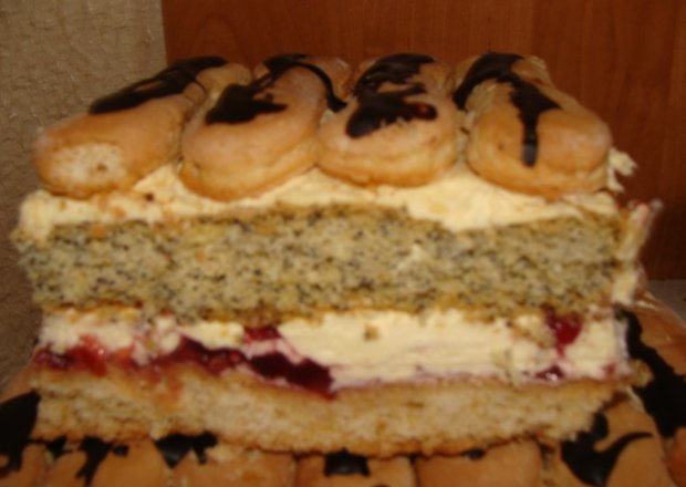 Fotografia przedstawiająca ciasto makowe z  biszkoptami