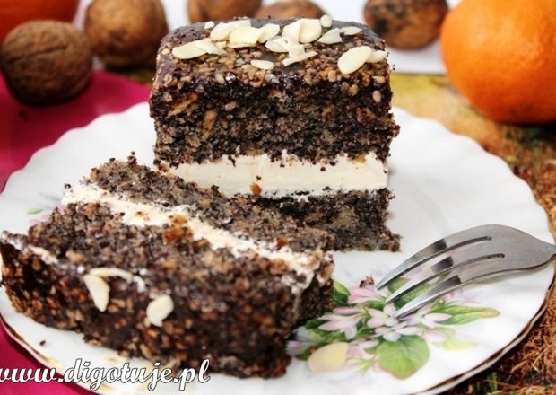 Fotografia przedstawiająca Ciasto makowe z czekoladą, migdałami i kremem mascarpone (tort)