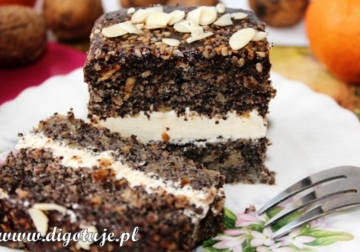 Ciasto makowe z czekoladą, migdałami i kremem mascarpone (tort) foto