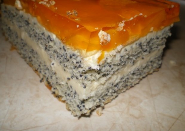 Fotografia przedstawiająca Ciasto makowe z kremem i galaretką