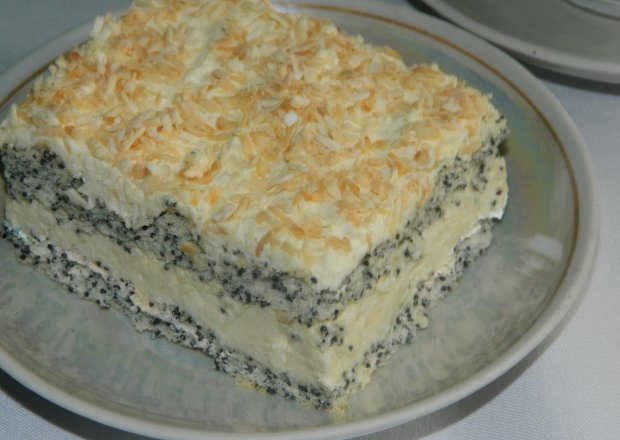 Fotografia przedstawiająca Ciasto makowe z masą kokosową