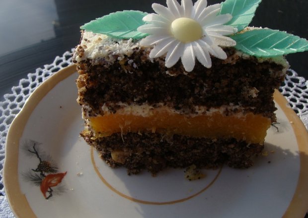 Fotografia przedstawiająca Ciasto makowe z masą pomarańczową