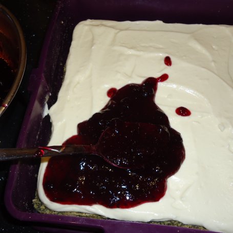 Krok 2 - Ciasto makowe z waniliowym serkiem i porzeczkową nutą foto