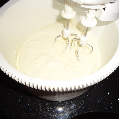 Krok 3 - Ciasto makowe z waniliowym serkiem i porzeczkową nutą foto