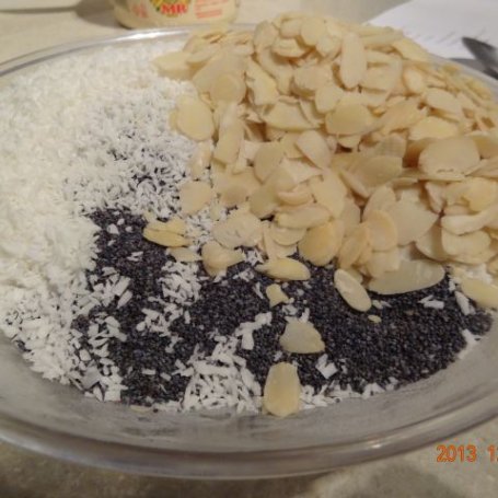 Krok 1 - Ciasto makowo-kokosowo-migdałowe z kremem cytrynowym foto