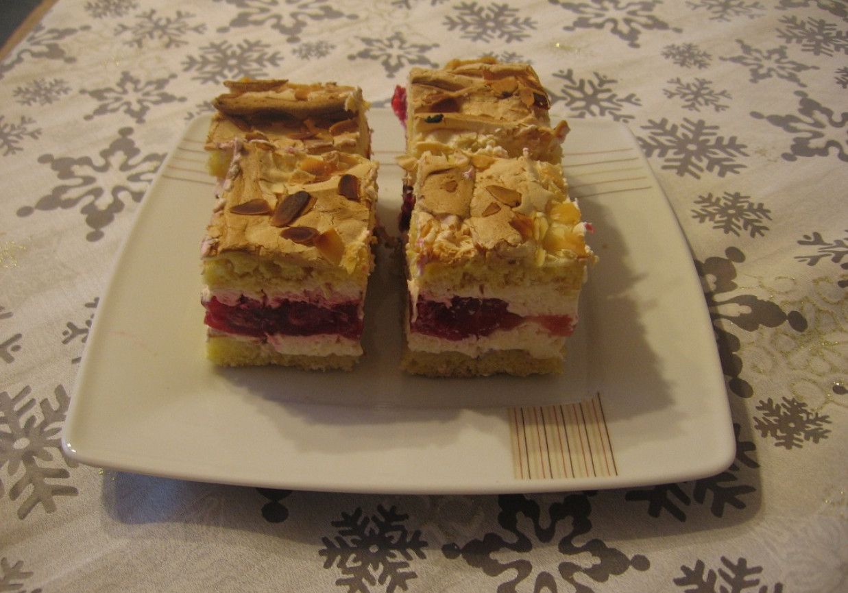 Ciasto malinowa chmurka foto