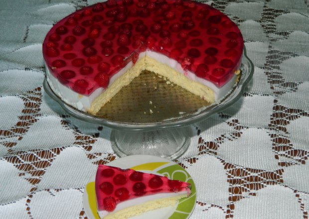 Fotografia przedstawiająca Ciasto malinowe z bitą smietaną