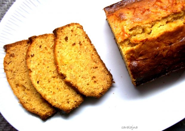 Fotografia przedstawiająca ciasto marcepanowo pomarańczowe
