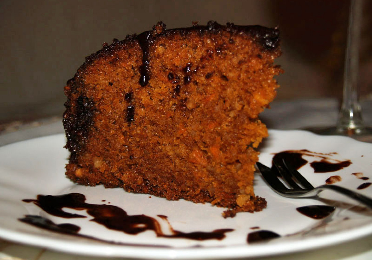 Ciasto marchewkowe oblane czekoladą foto