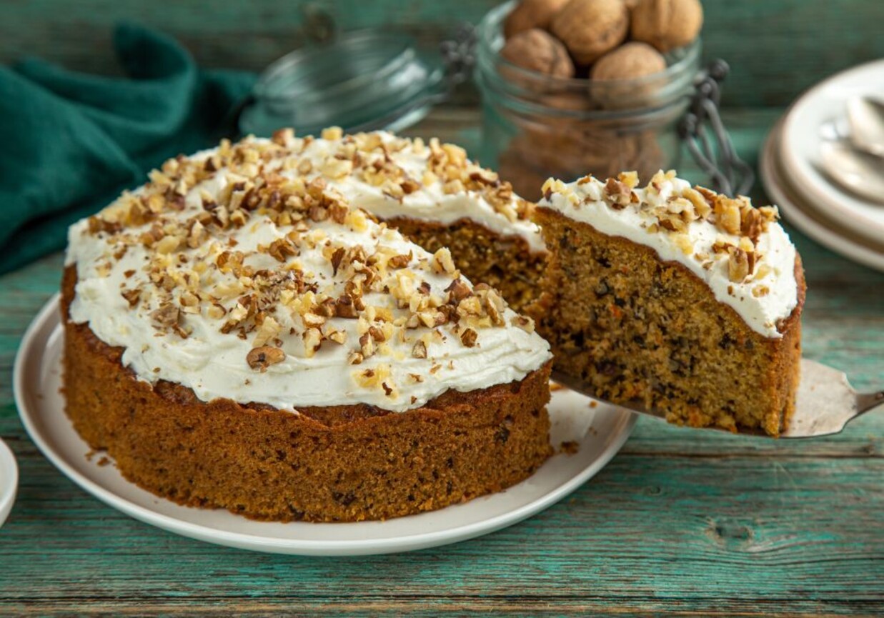 Ciasto marchewkowe z ananasem i orzechami foto