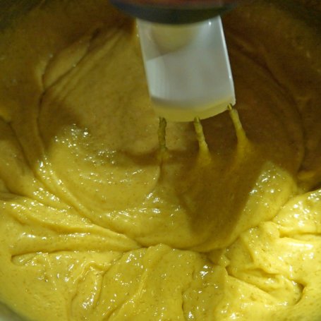 Krok 2 - Ciasto marchewkowe z ananasem i orzechami foto