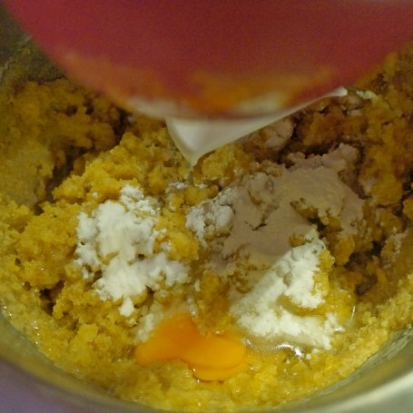 Krok 3 - Ciasto marchewkowe z ananasem i orzechami foto