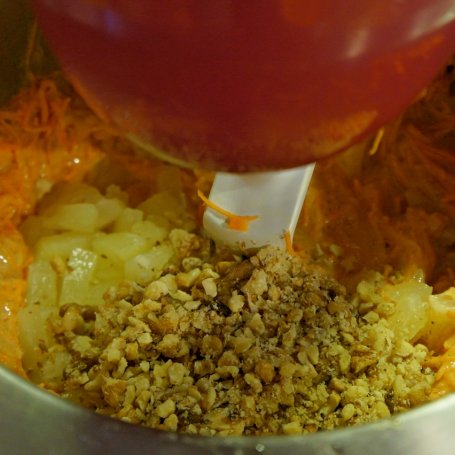 Krok 4 - Ciasto marchewkowe z ananasem i orzechami foto