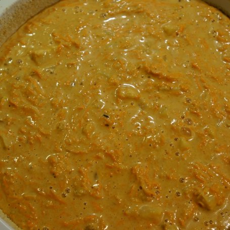 Krok 5 - Ciasto marchewkowe z ananasem i orzechami foto