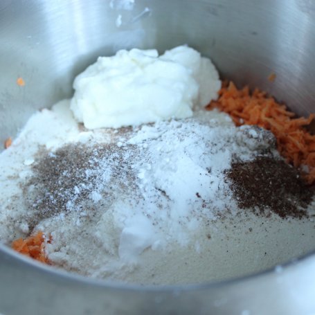 Krok 2 - Ciasto marchewkowe z batatem i kremem różanym foto