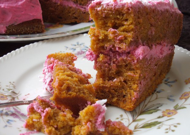 Fotografia przedstawiająca ciasto marchewkowe z bitą śmietaną...